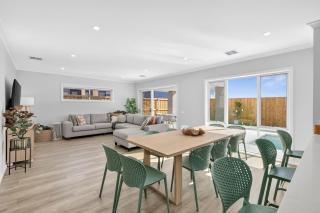 Yellow door pool retreat, 5 bedroom, 3 bathroom, heated pool, sleeps 12, close to adventure park, wineries, Bellarine Peninsula - 9