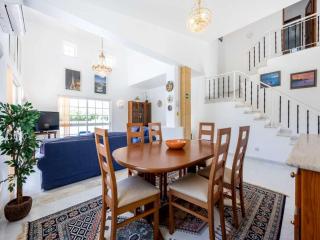 Spacious Carvoeiro Villa Casa Jemb 3 Bedrooms Great Pool Area - 6