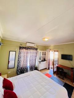 Clock Inn Self Catering Accommodation - 9