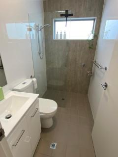 REST Spa & Boutique Stay - City View, CBD, Shops & Beach - 2