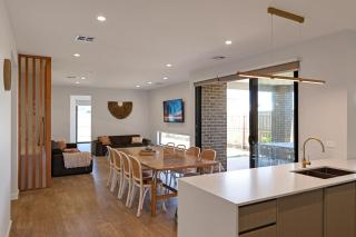 Oceans 10 Lux Beach house 5 bedroom Parking Aircon Spa Bath - 2