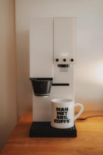 Man Met Bril Koffie Hotel - 6