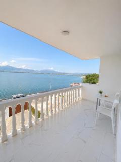 LakeFront House - 4