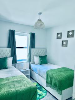 Dover Castle & Docks, Modern 2 Bedroom Apartments with private parking & castle views - 8