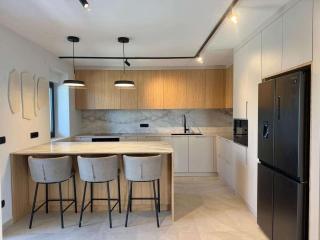 4-Br Villa Sleeps 16 with Hot Tub Pool & Parking - 1