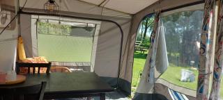 Ingerichte caravan met voortent op camping Westenenk - 3