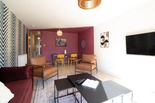 Cozy 3BR Flat Sleeps 6 Wi-Fi Woodside - 1