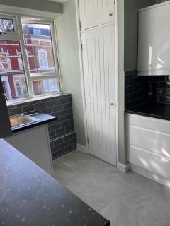 Stoke newington 3 bed flat free parking for one car or van - 1