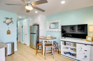Poolside Fun, Ocean Strolls! Corpus Christi Escape - 4