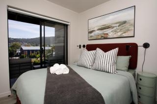 Seahorse - Top Floor Premium 2 Bedroom Apt with Parking - 3