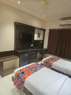 Hotel Santoor - Geeta Bhawan Square - 9
