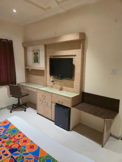 Hotel Santoor - Geeta Bhawan Square - 2