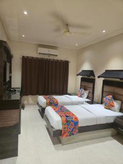 Hotel Santoor - Geeta Bhawan Square - 9