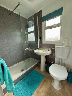 2 Bedroom Luxury Chalet - free swimming included - 4