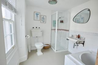 Charming Village Townhouse, 5 Mins to Beach, Sleeps 8 - 6