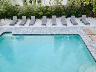 Walk to Siesta Key Beach - Family & Pet Friendly - Private Saltwater Pool - Fenced Yard -Gourmet WOLF Subzero Kitchen -Garage -Close to Restaurants Shops-Aylees Private Beach House - Siesta Key - 9