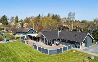 Four-Bedroom Holiday Home In Vaggerlose - 0