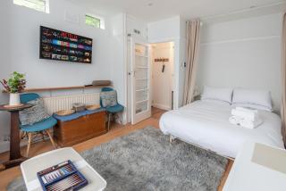 Bright Studio w Sun Trap Garden Wandsworth SW18 - 0