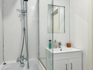 Garden Ground Floor 2 Bedrooms Flat - 3