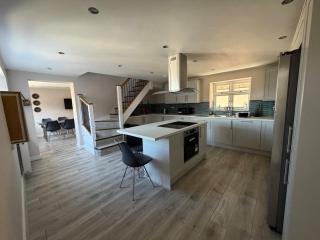 6 Bed 2,5 Bath Executive Contractor and Visitor Stay, Park 2 Vans or 3 Cars Off Road, Super Fast WiFi, Close to Leeds and Bradford - 9