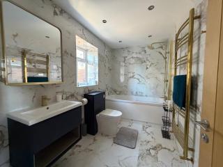 6 Bed 2,5 Bath Executive Contractor and Visitor Stay, Park 2 Vans or 3 Cars Off Road, Super Fast WiFi, Close to Leeds and Bradford - 8