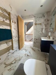 6 Bed 2,5 Bath Executive Contractor and Visitor Stay, Park 2 Vans or 3 Cars Off Road, Super Fast WiFi, Close to Leeds and Bradford - 7