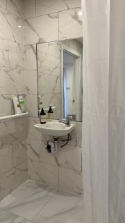 Modern Studio Flat Walk to Stations & Retail - 4