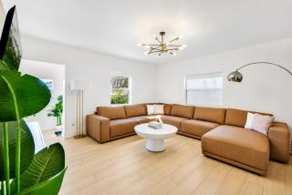 Luxury Miami Pool House Private Backyard Oasis Near Wynwood and Miami International Airport - 4