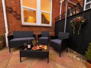 Seaside Gem with Parking - 5 mins Walk to Beach - Sleeps 4 - 8