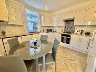Seaside Gem with Parking - 5 mins Walk to Beach - Sleeps 4 - 7