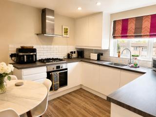Lucy's Lodge- Most Stylish Apartment On Vibrant Bishy Road with Free Parking - 3