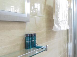 Tudors eSuites 5 Bedroom House #101R - 6