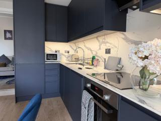Stunning 4-Bedroom Home Sleeps 6 - 9