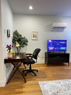 Flamingo Grove, Vibrant Studio #211, Downtown, AC - 2