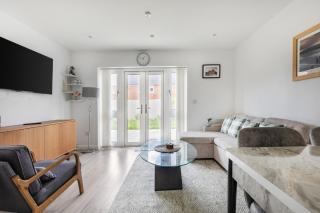 Stylish 2BDR House w Parking Near Heathrow - 5