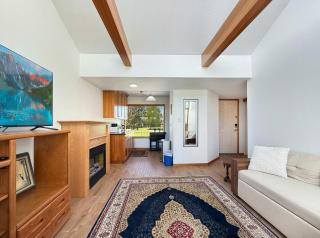 Putters Paradise Stylish 1BR Golf Course Apartment with Scenic Views - 3