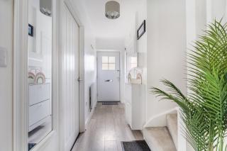 Stylish 2BDR House w Parking Near Heathrow - 2