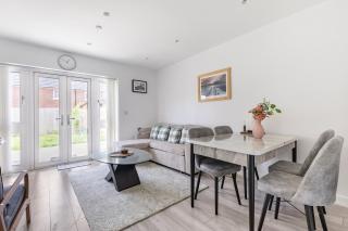 Stylish 2BDR House w Parking Near Heathrow - 0