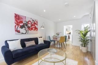 Stylish Two Bed Cheltenham Retreat with Hot Tub - 4
