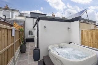 Stylish Two Bed Cheltenham Retreat with Hot Tub - 8