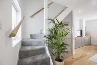 Stylish Two Bed Cheltenham Retreat with Hot Tub - 1