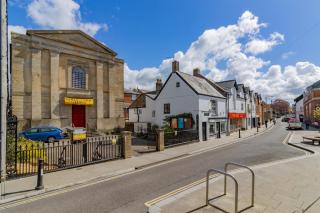 Sleeps 7, 5 beds sofa bed, parking, pool table, Full kitchen, Games, King beds - 7