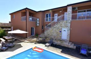 Family friendly stay with pool and game room - 1