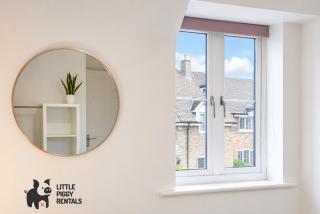 Spacious 2 Bedroom Balcony Flat with Parking and Fast WiFi - 7