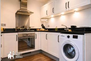 Spacious 2 Bedroom Balcony Flat with Parking and Fast WiFi - 4