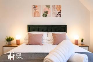 Spacious 2 Bedroom Balcony Flat with Parking and Fast WiFi - 1