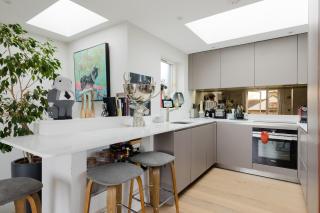 Sleek & Spacious 2BD Flat - Clapham - 4