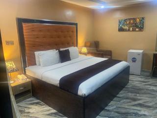 House 9 Royale - 1