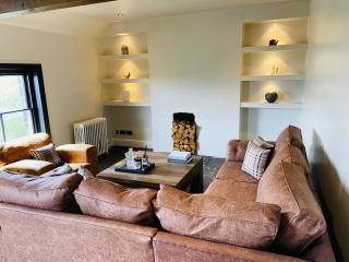SPACIOUS LOFT APARTMENT with FAR REACHING VIEWS of the COUNTRYSIDE - 9