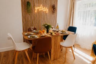 Luxury 2BR Apartment Near Merry Hill - 3